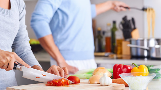 O truque simples (e económico) que elimina o cheiro a comida da cozinha