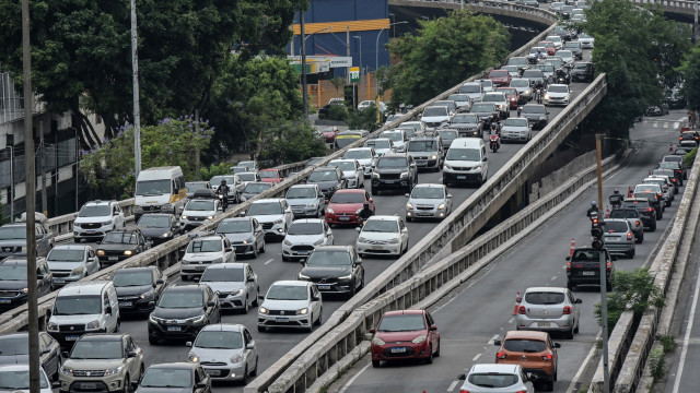 Feriado leva 5 milhões de veículos às rodovias de SP; veja melhores horários para viajar