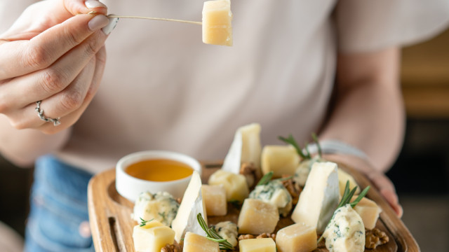 Cinco queijos que pode comer mesmo se estiver de dieta