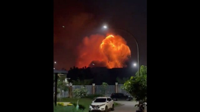 Fogo de grandes proporções deflagra em depósito de munições na Indonésia