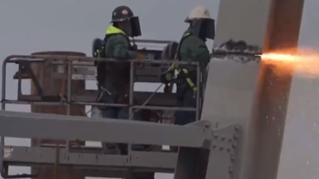 Funcionários começam a cortar restos da ponte de Baltimore; veja o vídeo