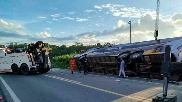Acidente com ônibus turístico deixa pelo menos oito mortos na Bahia