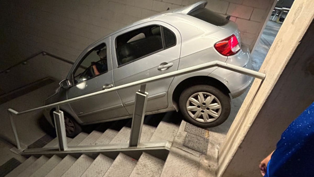 Torcedor do Cruzeiro tenta sair de estádio pelas escadas... mas de carro