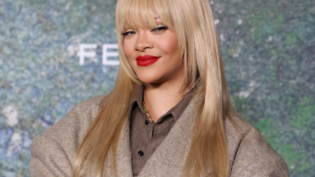 Rihanna rouba a cena com novo visual loiro em evento em Londres
