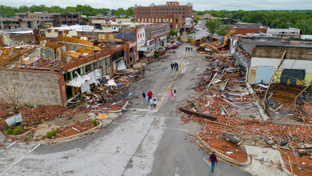 Criança salva pais durante tornado nos EUA: "Por favor, não morram"