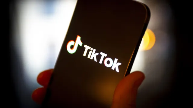
                    TikTok permite acesso sem cadastro no Brasil, mas não nos EUA e Europa
                