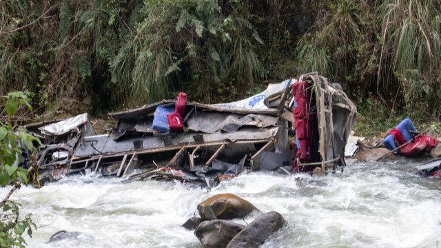  Acidente de ônibus no Peru deixa ao menos 25 mortos e 13 feridos