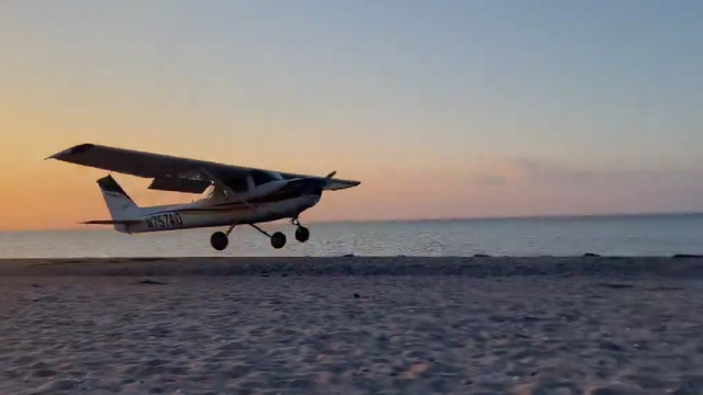 Avião faz pouso de emergência em praia de Nova Iorque; vídeo