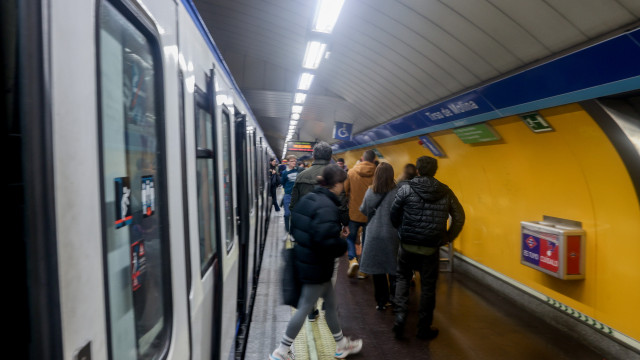 Jovem morre atropelado por metrô após descer à linha para urinar