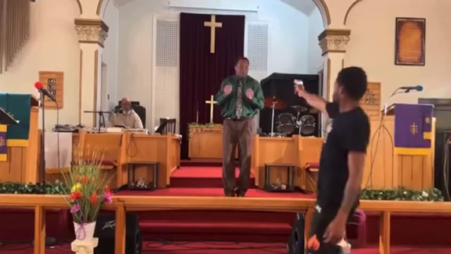 Homem dispara contra padre durante missa e arma trava: "Milagre"