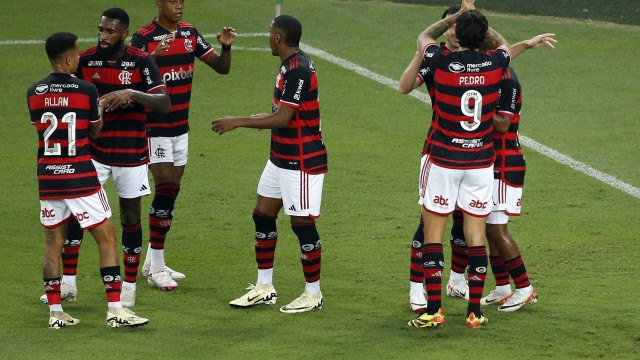 Ainda desfalcado, Flamengo defende a liderança contra o Athletico em Curitiba