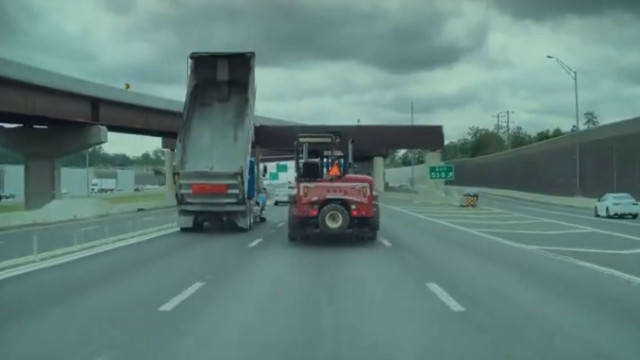 Caminhão colide de forma violenta contra ponte em rodovia dos EUA