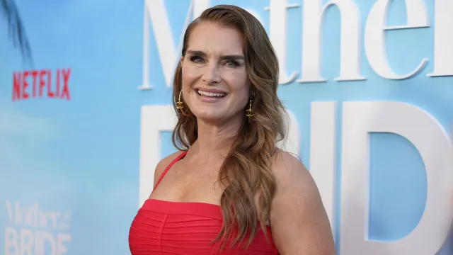 
                    Brooke Shields diz que filhas descobriram romance com JFK Jr. por série
                