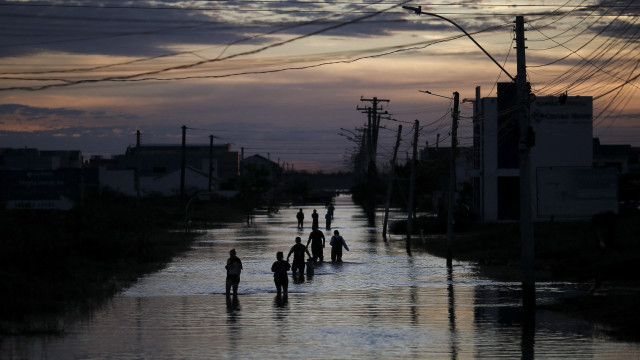 Itajaí-Açu se aproxima dos 9 metros e deixa famílias ilhadas em Rio do Sul (SC)