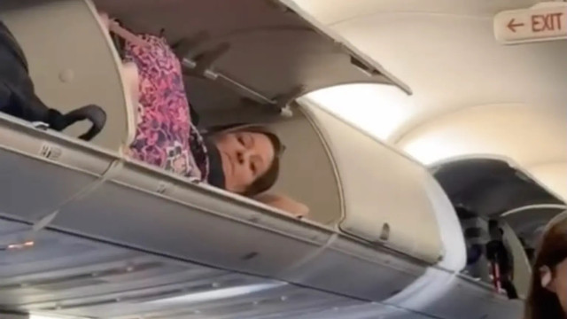 Mulher "descansa" em compartimento de bagagem de voo: imagem viraliza