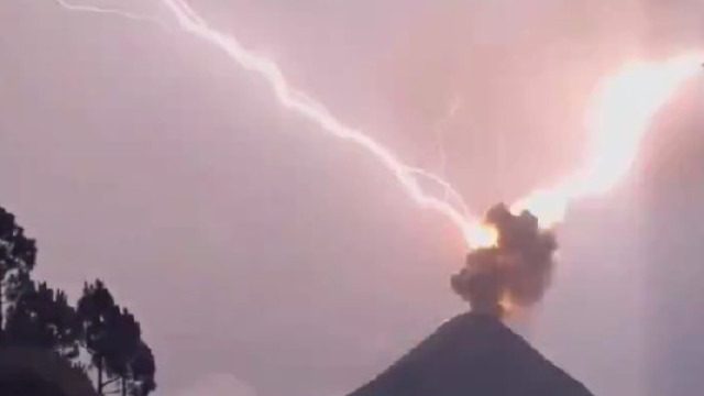 Trovoada e erupção vulcânica ocorrem simultaneamente na Guatemala; veja