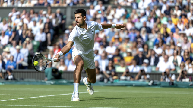Djokovic atropela Rune, avança às quartas e discute com a torcida em Wimbledon
