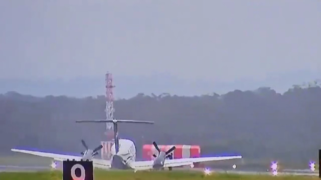  Piloto pousa avião sem trem de pouso em Newcastle, na Austrália; veja