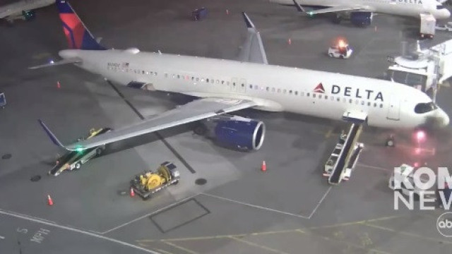 Avião da Delta pega fogo após aterrissar no aeroporto de destino