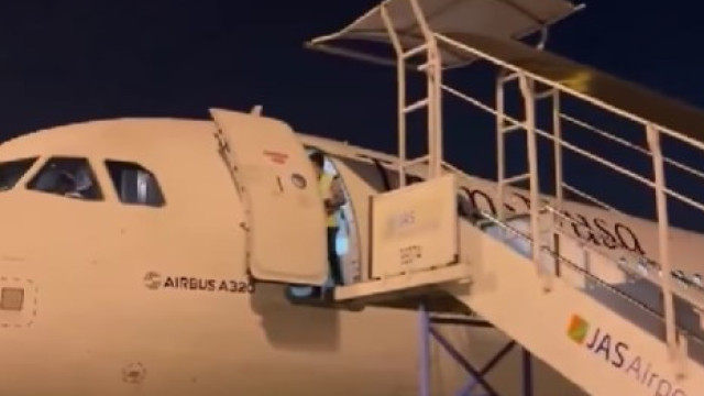 Funcionário de aeroporto cai de avião na Indonésia após remoção de escada
