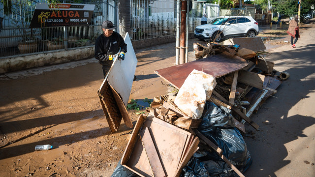 Cheia recua no centro de Porto Alegre e bares convocam mutirão de limpeza