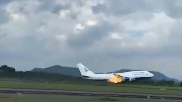  Motor de Boeing com 468 a bordo pega fogo em decolagem na Indonésia