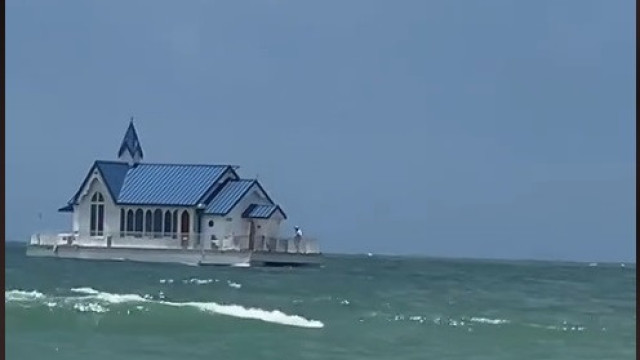 Jovem é surpreendida em praia ao ver casa flutuando no mar