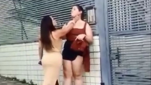 Influenciadora digital agride mulher na rua em MG; veja vídeo