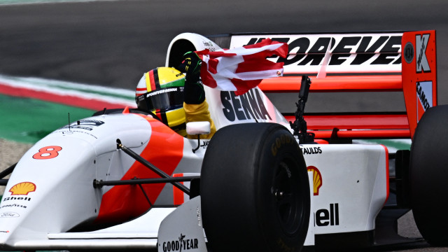 Vettel se emociona ao guiar McLaren de Senna e carregar bandeira do Brasil