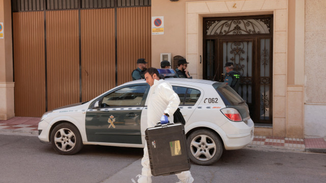 Pai das crianças mortas pelo avô na Espanha é internado e sedado