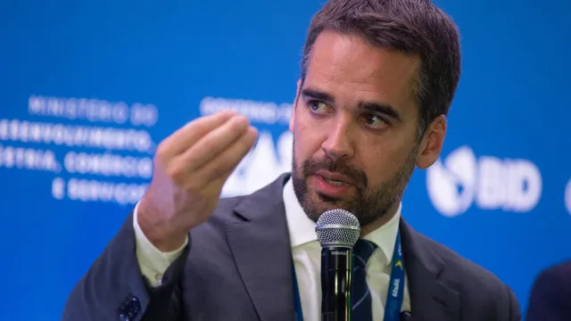 
                    Eduardo Leite pede desculpas a Caiado após críticas por ser preterido no PSD
                