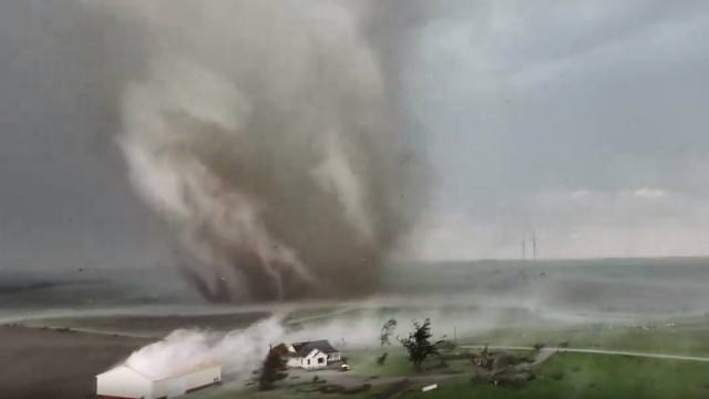 Vídeo mostra violência do tornado que devastou cidade nos Estados Unidos