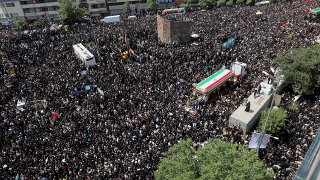 Milhares de pessoas comparecem ao funeral do presidente do Irã; veja