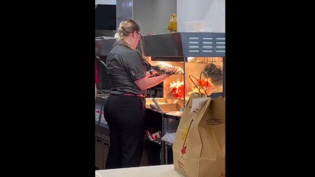 Funcionária do McDonald’s seca esfregão na área das batatas fritas; veja