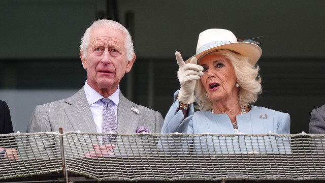 Rei Charles III e Camilla vibram em corrida de cavalos; veja as imagens