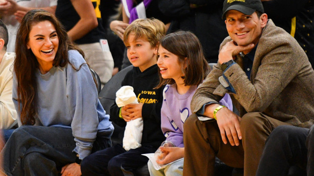 Ashton Kutcher e Mila Kunis levam filhos para jogo em rara aparição
