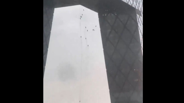 Trabalhadores ficam suspensos no ar após rajadas de vento em Pequim; veja