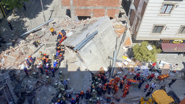 Edifício desaba em Istambul: Equipes de resgate buscam sobreviventes