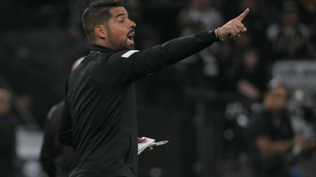 Corinthians anuncia demissão do treinador António Oliveira