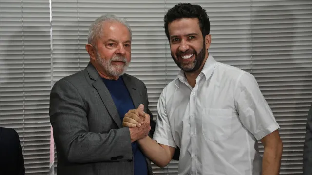 
                    Janones sai do hospital, compara Lula a Messi e diz que petista não precisa usar redes sociais
                