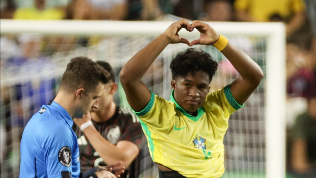 Endrick divide glória da vitória com grupo após fazer gol salvador: 'Deus me colocou ali'