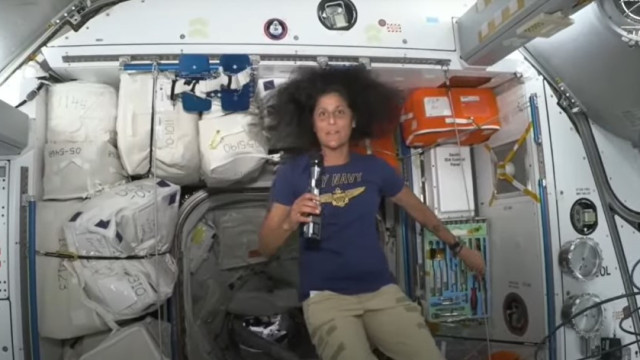Astronautas do Starliner da Boeing fazem tour pela nave e mostram rotina