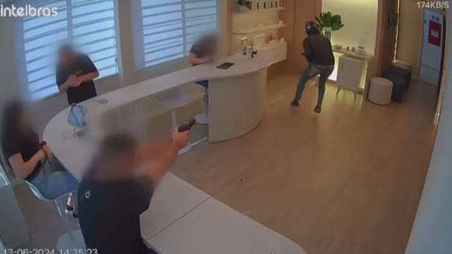 Ladrão invade loja de celular para roubar e dono reage com 5 tiros; vídeo