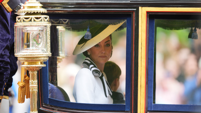 Kate Middleton é aplaudida em 1ª aparição oficial após revelar câncer