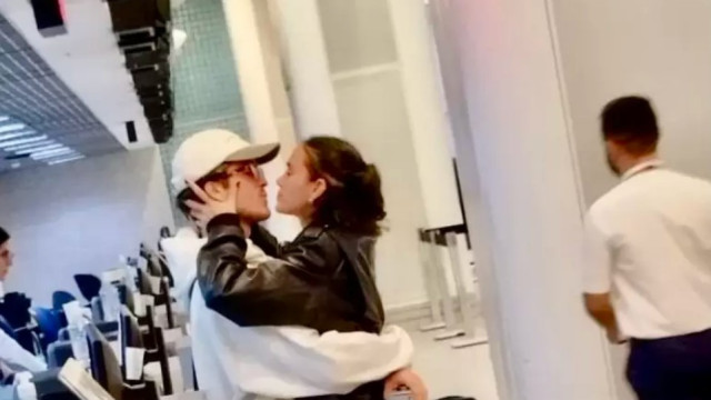 Bruna Marquezine e João Guilherme se beijam em público pela primeira vez
