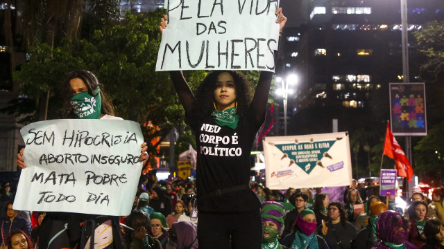 Milhares protestam na Paulista contra PL que pune aborto em caso de estupro