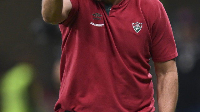 Torcida do Fluminense protesta no CT antes de clássico contra o Flamengo