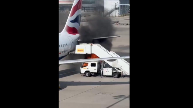 Emergência em Heathrow: veículo pega fogo ao lado de avião estacionado