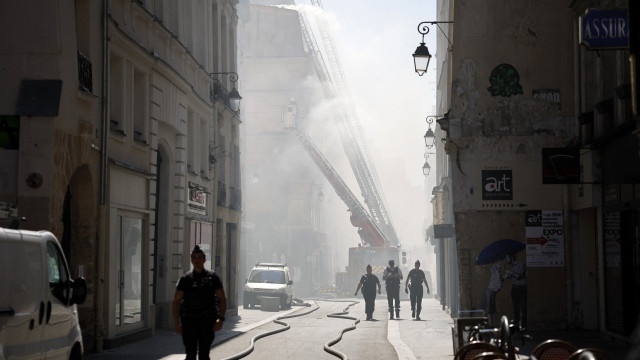 Incêndio próximo a hotel famoso deixa feridos em Paris