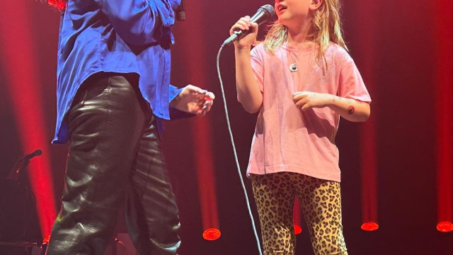 Alanis Morissette se emociona ao cantar com a filha em show; veja
